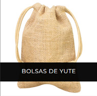 Bolsa de Yute como saco de distintas medidas, sin recubrimiento laminado interior. Cuenta con asa-cordón retraíble de yute, en la parte superior de la bolsa.